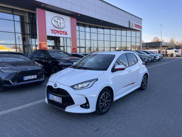 TOYOTA YARIS 1.5 Hybrid Comfort Style Tech e-CVT ÁFÁS nagyon kevés KM!!