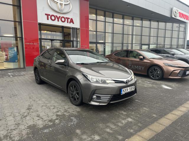 TOYOTA COROLLA Sedan 1.6 Active Trend Kevés km! Újszerű állapotban!