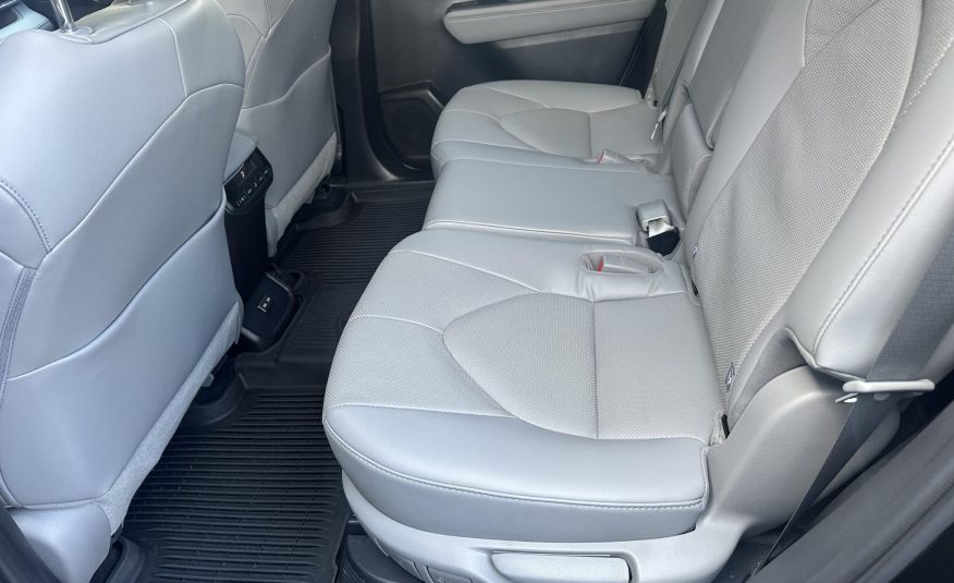 TOYOTA HIGHLANDER 2.5 Hybrid Prestige Tech CVT 2022 év végi gyártás. hibátlan állapotban